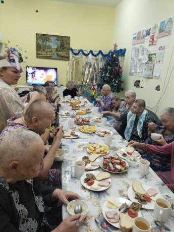 Благотворительный фонд «Старость в радость»  помогли организовать новогодний стол для проживающих отделения милосердия